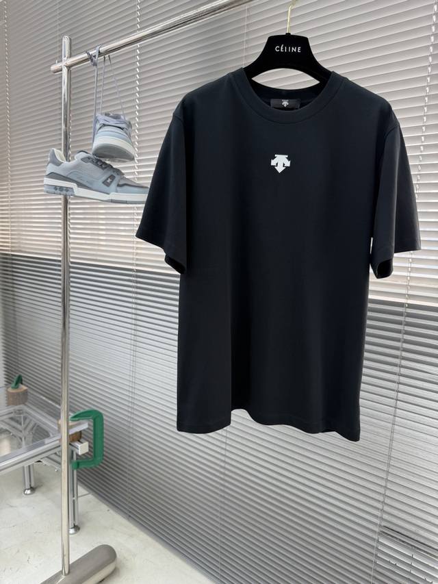 迪桑特 最新款短袖圆领t恤 高端订制 Logo压胶工艺印花 手感柔软.穿着舒适.专柜级别精致车线.做工精细.挺阔有锤坠感！26支索罗娜面料 不变形不缩水 上身亲