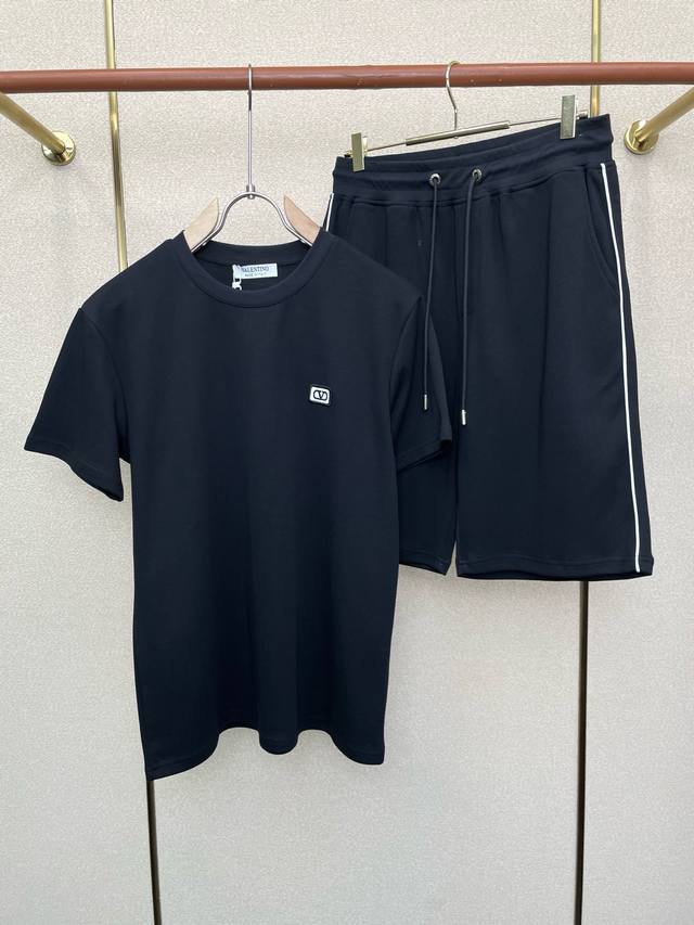 套。Valentino华伦天奴砸锅卖铁都要上的新款新款专柜同款短袖套装，高级感满满！细节精致高档，做工无可挑剔！进口面料 立体精致细腻。原版高端双面平纹针织面料