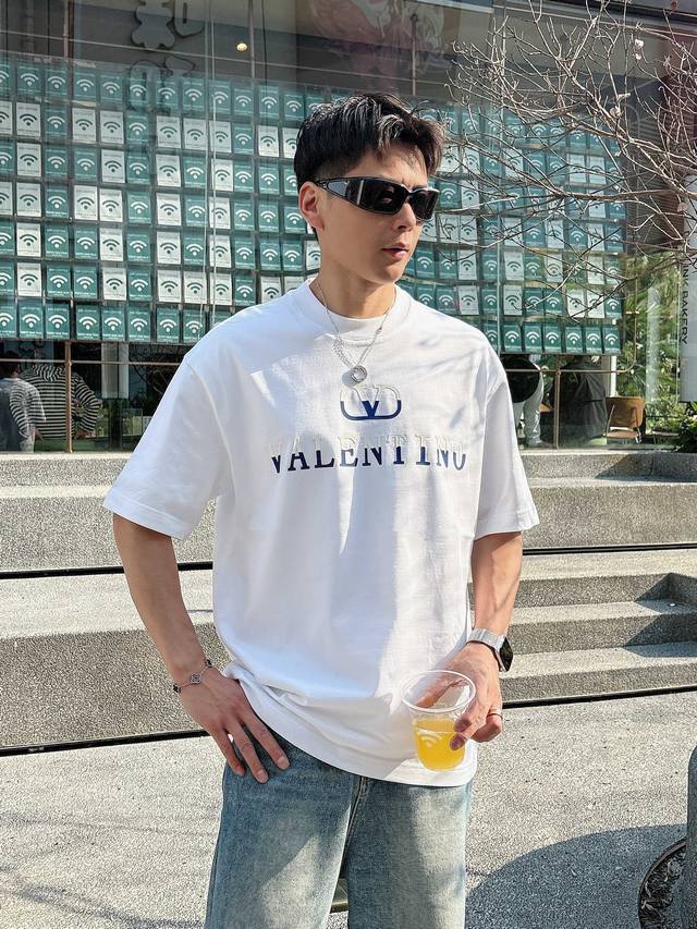 华伦天奴 2026春夏新款首发专柜最新款短袖圆领t恤 高端订制 设计前卫时尚！品牌logo重工艺设计 高端定制丝光云朵棉面料.手感柔软.穿着舒适.专柜级别精致车