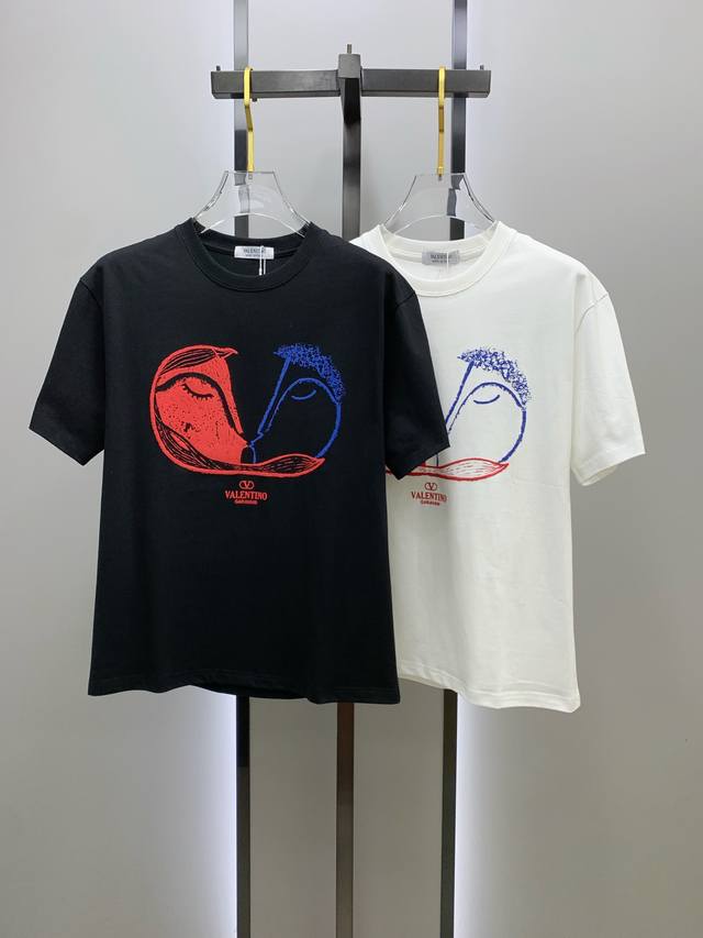 Ss华伦天奴纯棉最新面料经典标识图案logo时尚简约潮流短袖，最顶级的品质专柜原单短袖，顶级制作工艺进口面料，专柜款独特设计，采用进口高端订制面料。官网在售！面