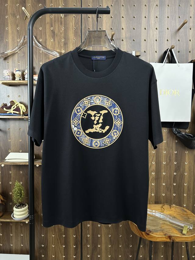 Lv 高定面料 250克纯棉 2026蛇年春夏专柜新品短袖时尚经典圆领短袖袖口下摆采用无痕设计 时尚单品设计，更加时尚舒适，高标准定制，上身非常有型，胸前品牌经