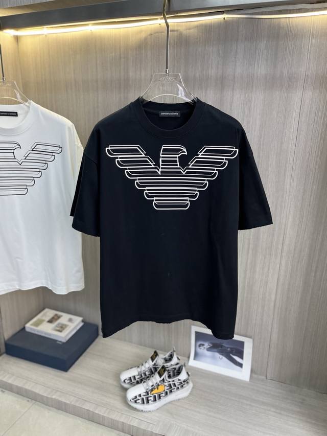 Armani阿玛尼 2026春夏新款男士圆领短袖t恤出货啦！！ 定制高克重纯棉面料 领口袖口手工磨破，搭配当下流行重工工艺 做工走线精细 面料上身舒适 男女同款