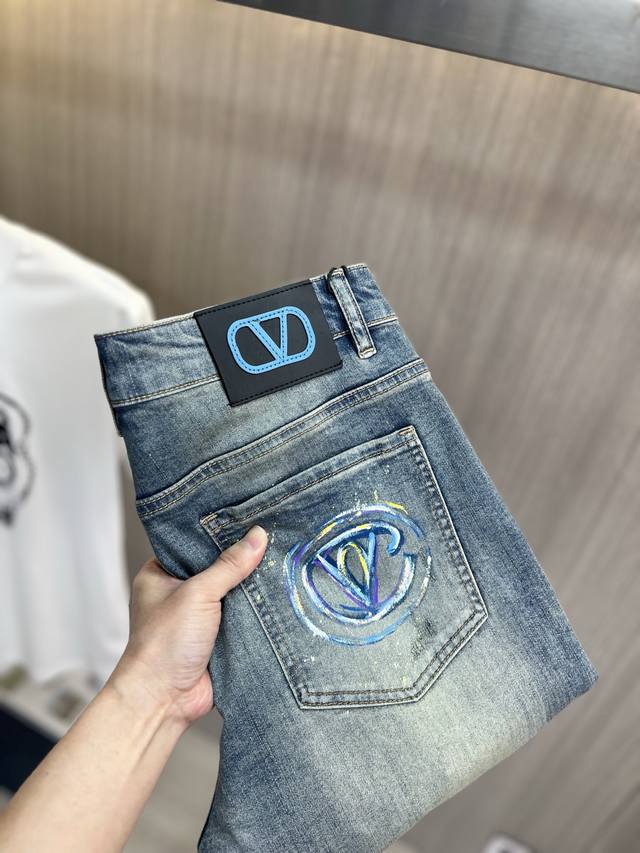 Valentino华伦天奴 2026春夏新款男士牛仔裤 精选进口丹宁牛仔面料 重工环保洗水 手感柔和 兼备耐磨性 版型小直筒 微弹力显瘦修身，细节完美，五金辅料