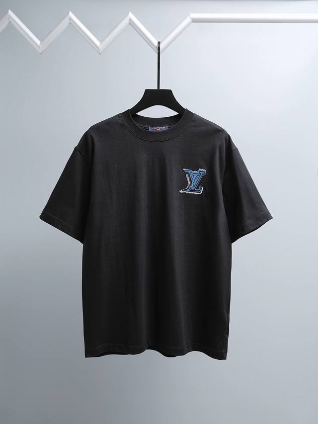 Louis Vuitton*2026春夏款上新 原高版本 驴家lv 面料采用280克高密度纯棉 不变形 不缩水 工艺介绍: 走秀款 个性logo前后幅采用万针百 Louis Vuitton*2026春夏款上新 原高版本 驴家lv 面料采用280克高密度纯棉 不变形 不缩水 工艺介绍: 走秀款 个性logo前后幅采用万针百