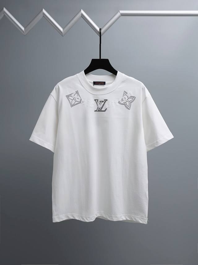 Louis Vuitton*2026春夏款上新 原高版本 驴家lv 面料采用280克高密度纯棉 不变形 不缩水 工艺介绍: 走秀款 个性logo前幅采用万针百灵 Louis Vuitton*2026春夏款上新 原高版本 驴家lv 面料采用280克高密度纯棉 不变形 不缩水 工艺介绍: 走秀款 个性logo前幅采用万针百灵