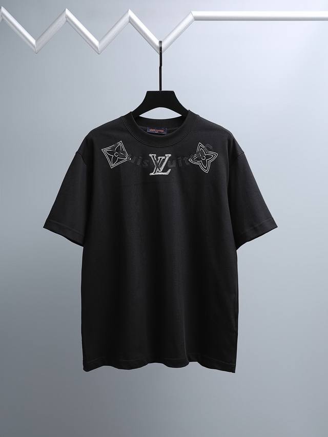 Louis Vuitton*2026春夏款上新 原高版本 驴家lv 面料采用280克高密度纯棉 不变形 不缩水 工艺介绍: 走秀款 个性logo前幅采用万针百灵 Louis Vuitton*2026春夏款上新 原高版本 驴家lv 面料采用280克高密度纯棉 不变形 不缩水 工艺介绍: 走秀款 个性logo前幅采用万针百灵