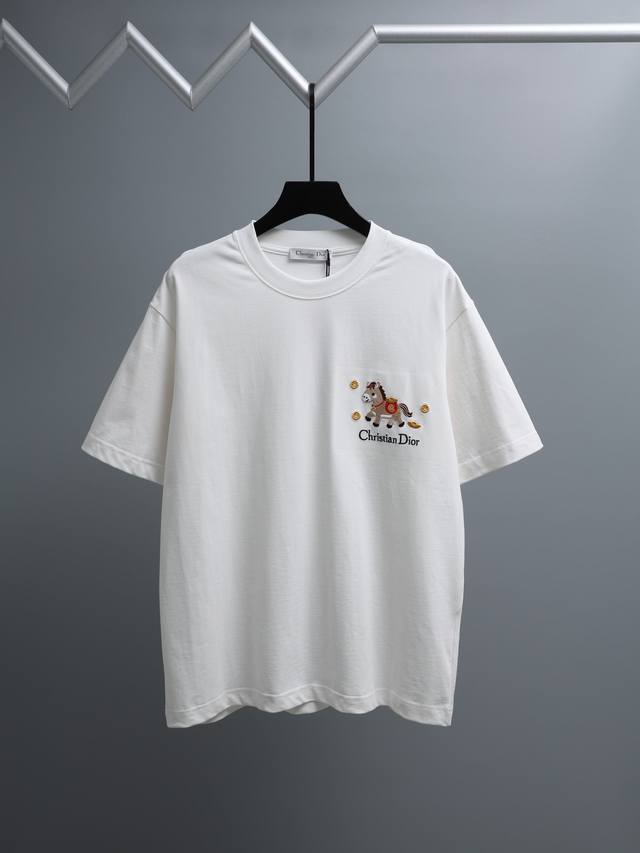 Dior迪奥* 2026春夏款上新 原高版本 迪奥 限定 面料采用280克高密度纯棉 不变形 不缩水 工艺介绍:双线走位 胸口采用高密度精品彩色刺绣工艺颜色:白 Dior迪奥* 2026春夏款上新 原高版本 迪奥 限定 面料采用280克高密度纯棉 不变形 不缩水 工艺介绍:双线走位 胸口采用高密度精品彩色刺绣工艺颜色:白