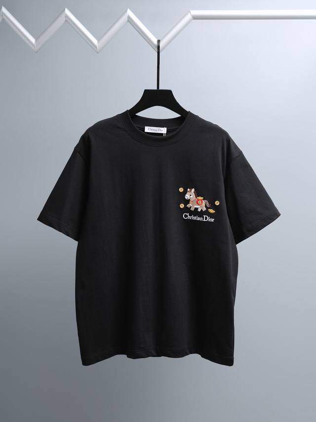 Dior迪奥* 2026春夏款上新 原高版本 迪奥 限定 面料采用280克高密度纯棉 不变形 不缩水 工艺介绍:双线走位 胸口采用高密度精品彩色刺绣工艺颜色:黑 Dior迪奥* 2026春夏款上新 原高版本 迪奥 限定 面料采用280克高密度纯棉 不变形 不缩水 工艺介绍:双线走位 胸口采用高密度精品彩色刺绣工艺颜色:黑