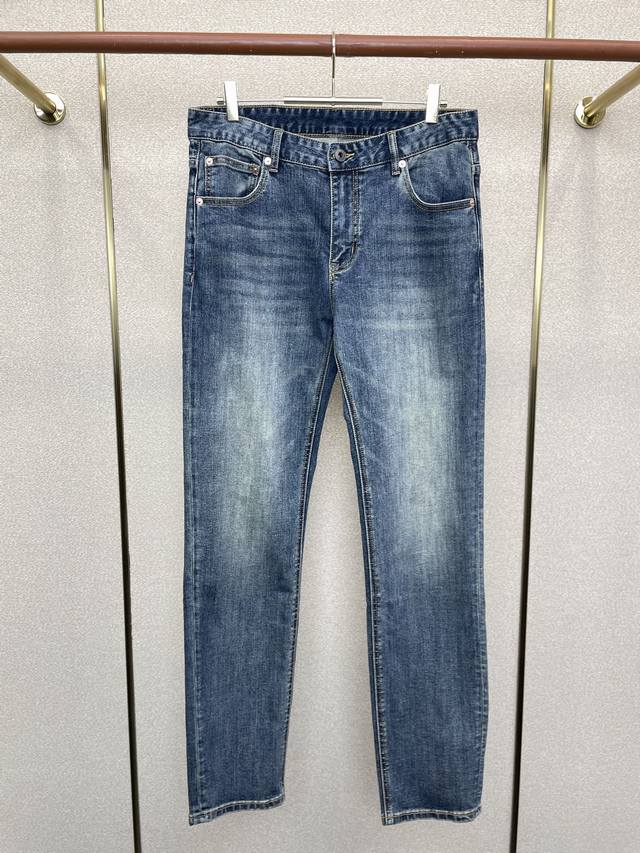 砸锅卖铁上新款砸锅卖铁上新款 。Valentino华伦天奴砸锅卖铁都要上的新款新款休闲牛仔裤高端版本！专柜定制面料 透气舒适度高，细节无可挑剔，品牌元素设计理念