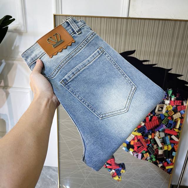 华伦天奴 2026Ss马年春夏大爆款牛仔裤。原单1:1制作，日常必备的完美之选，简单大气亦时尚有型，定制进口丹宁面料 ，重工洗水工艺，做工复杂工艺精湛。轻松迎合
