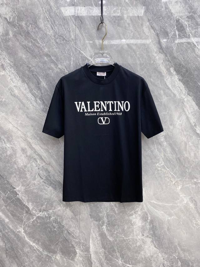 华伦天奴 2026春夏 高阶定制t恤 核心面料：秘鲁进口匹马棉 × 顶级丝光工艺 核心体感：蚕丝般柔滑，卓越透气不闷热 核心工艺：重工立体logo，专柜级精密车