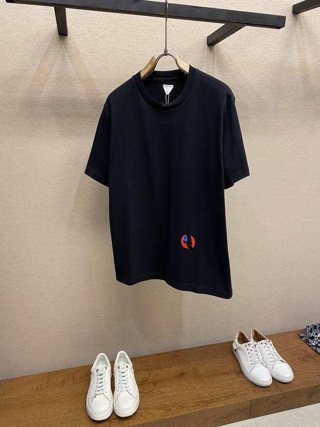 Bottega Veneta Bv2026Ss 乐趣笑脸新品棉质针织t恤棉质t恤，正面绣饰有抽象face印花。洗涤方式：建议反面包裹洗衣袋冷水快速机洗或干洗！忌