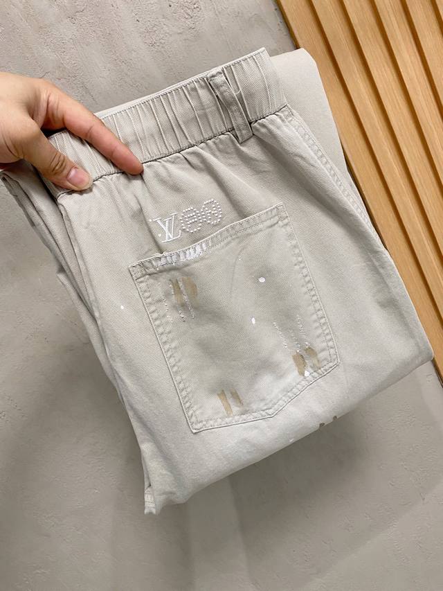 Lv 春夏新款 26Ss休闲裤金典再次出现，原单订制高品质时尚休闲裤。超级百搭款。独家定制面料，挺阔有型，贴身舒适。原版定制专柜最新五金辅料。超靓版型、上身显腿