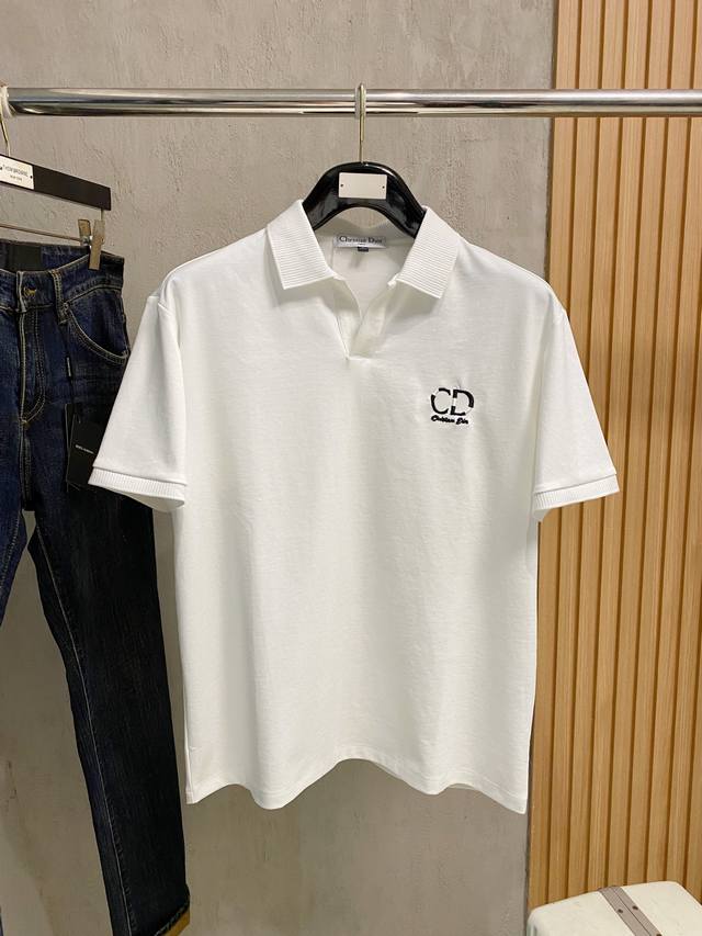 迪奥 重磅推荐！春夏新品 专柜在售 时尚高端男装polo-胸前logo个性时尚 进口顶极高密度丝光珠地，极为亲肤舒适 摸上去非常的细腻，质感很好，凉爽透气，整体