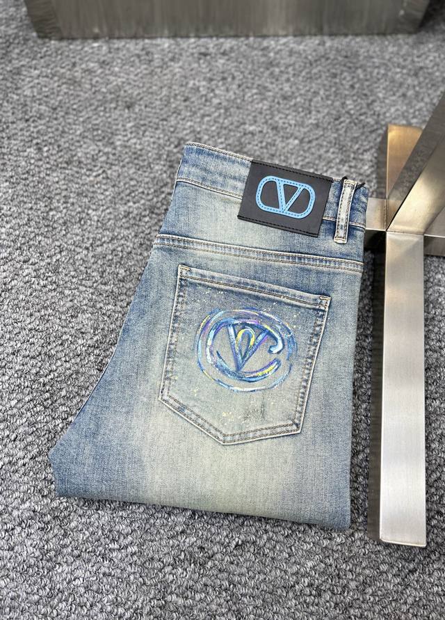 Vale*华伦天奴 Ss26早春新款男士牛仔裤 面料弹性好。独家发售 官网同步 时尚优雅 采用原色酵母水洗工艺 精选进口重磅丹宁牛仔面料 配专柜五金装饰 真皮皮