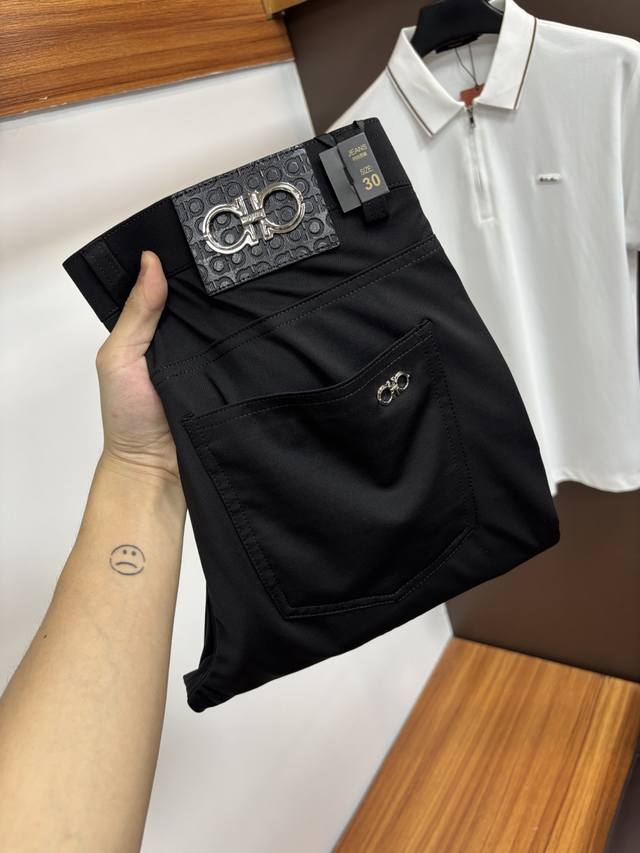 菲拉格慕 2026Ss夏季专柜新品同步上市。原单订制高品质时尚休闲裤。超级百搭款。独家定制-进口高端绵面料，手感细腻柔软，贴身舒适，上身超有型！原版定制专柜最新