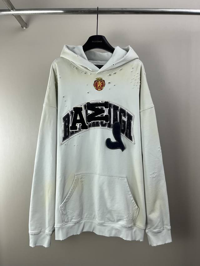 上新 10Fw Balenciaga巴黎曼联限定做旧破坏男女情侣明星同款纯棉宽松连帽卫衣帽衫 非常合适上抖音、等其他平台！Logo位置字母有做破坏打磨！ 面料定