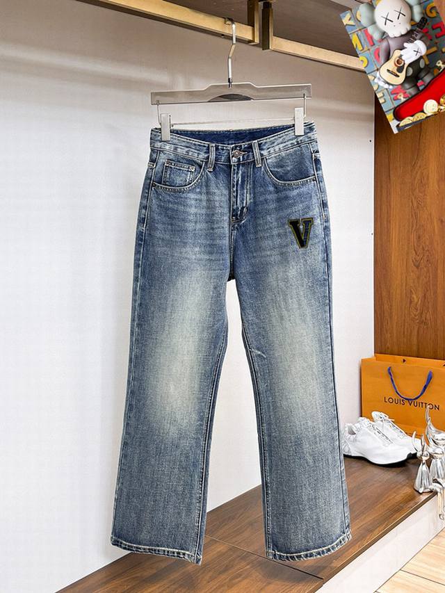 华伦天奴 新款牛仔裤，定制原版水洗牛仔面料，透气性舒适性及高，独特设计，顶级印花工艺字母图案logo，原版五金辅料装饰，极为翘楚的一款牛仔裤，用料与工艺都极致奢