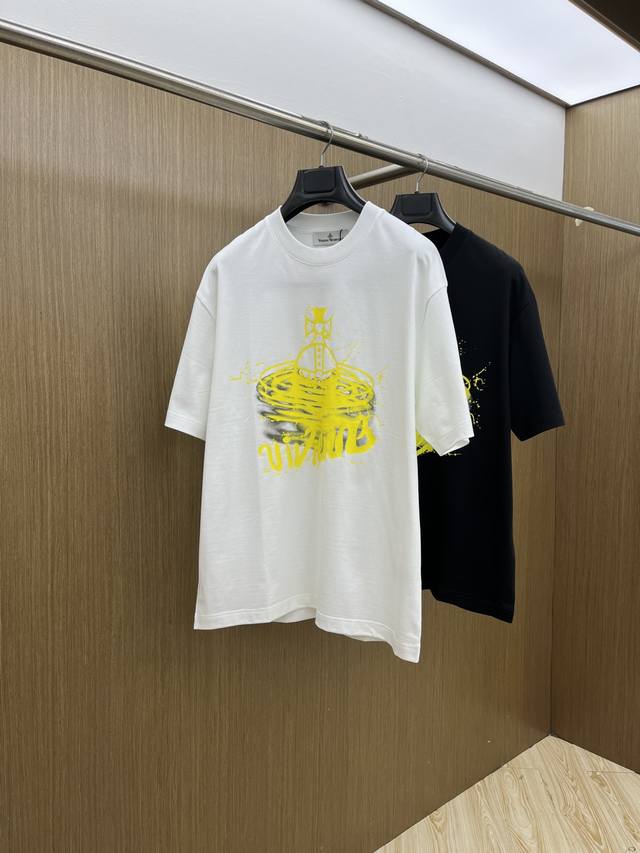 早春 西太后高级定制 2026春夏新款首发专柜最新款短袖圆领t恤 高端订制 设计前卫时尚！品牌logo重工艺设计 高端定制丝光云朵棉面料.手感柔软.穿着舒适.专