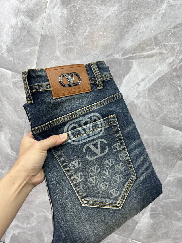 Valentino华伦天奴 2026新品男士牛仔裤 面料弹性好。独家发售 官网同步 时尚优雅 重工艺设计。采用原色酵母水洗工艺 精选进口重磅丹宁牛仔面料 配专柜