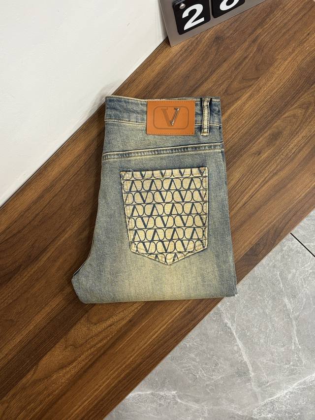 主推 华伦天奴 独家专供新款华伦天奴潮男时尚休闲牛仔裤，高端欧版原单裤子，潮流时尚休闲裤子 透气舒适度高，细节无可挑剔，品牌元素设计理念，体现高品质。呈现休闲裁