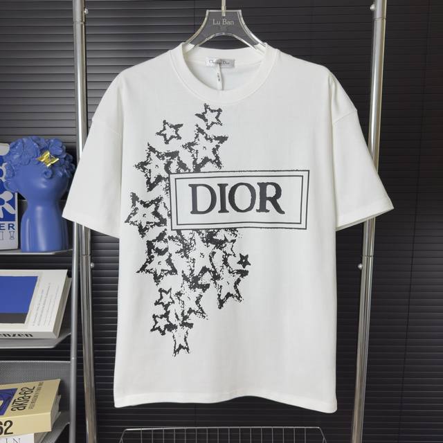 501 当天到货 现货现配 Dior 迪奥2025Ss经典字母星星印花短袖圆领t恤独家首发高定 面料采用310克重磅纯棉，定制32支双股螺纹，成衣两遍水洗处理，
