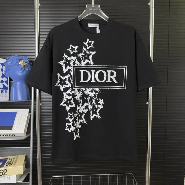 502 当天到货 现货现配 Dior 迪奥2025Ss经典字母星星印花短袖圆领t恤独家首发高定 面料采用310克重磅纯棉，定制32支双股螺纹，成衣两遍水洗处理，