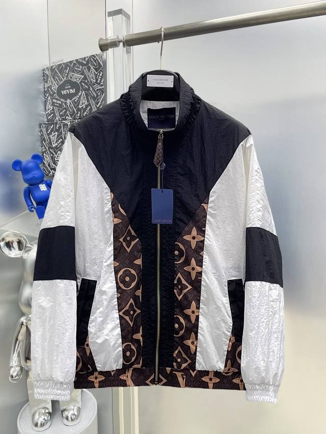 Lv Louis 2026 Spring New Color Block Logo Hooded Trench Coat, Size M. Made with