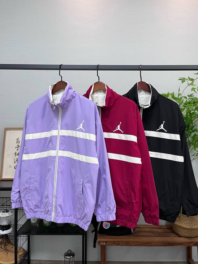 乔丹两面穿夹克 乔丹air Jordan两面穿夹克外套，街头风十足，版型宽松。柔软舒适，透气吸汗，挺阔有型告别臃肿，选用优质面料，耐磨舒适。闭眼入超级百搭巨好穿
