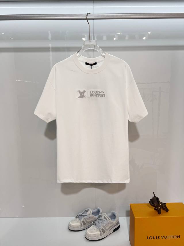 Louis Vuitton 路易威登 Lv 驴家 2026新款 多种刺绣工艺刺绣字母logo 男女同款 短袖t恤 定制320克重100％双纱纯棉面料 定染32支