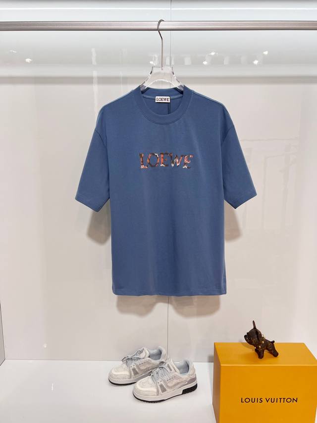 Loewe 罗意威 2026新款 官网同步 进口机彩绣字母logo 男女同款 短袖t恤 定制320克重100％双纱纯棉面料 定染32支双股螺纹 领标吊牌主唛三标