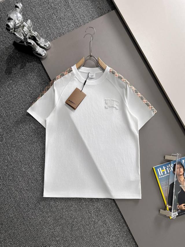 Burberry 巴宝莉 2025新款 肩部织带拼接 牙刷绣战马logo 男女同款 短袖t恤 定制260克100％双纱纯棉面料 定染32支双股螺纹 领标吊牌主唛