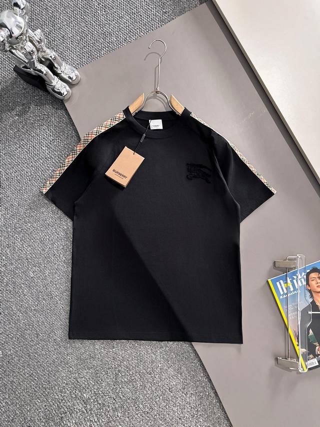 Burberry 巴宝莉 2025新款 肩部织带拼接 牙刷绣战马logo 男女同款 短袖t恤 定制260克100％双纱纯棉面料 定染32支双股螺纹 领标吊牌主唛