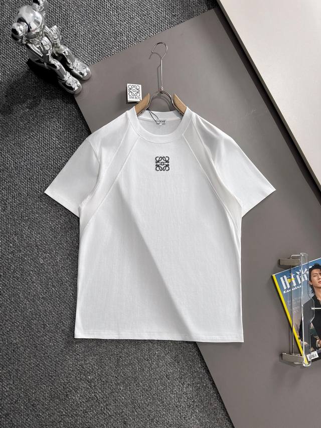 Loewe 罗意威 2025新款 斜纹拼接 刺绣字母logo Os宽松版型 男女同款 短袖t恤 定制260克100％双纱纯棉面料 定染32支双股螺纹 进口机刺绣
