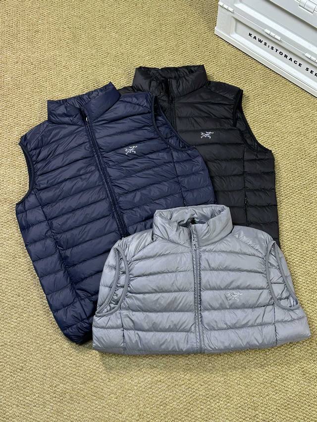 Arc‘Teryx 始祖鸟 秋冬系列户外运动通勤拉链立领轻量旅行口袋装羽绒马甲 颜色：黑色 藏青色 灰色尺码：M-3Xl 里面无论是搭配毛衣a9996还是卫衣都