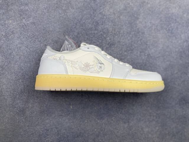 Air Jordan 1 Low Floral Swoosh Aj1 乔1花朵刺绣 低帮文化休闲板鞋 If4391-100#鞋身整体以灰白色纹理皮革为基础，搭配