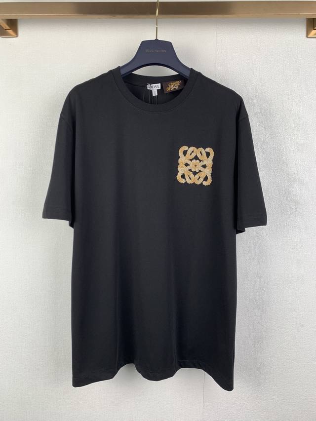 Loewe 罗意威 毛巾刺绣logo短袖t恤面料：采用20支平纹优棉.螺纹：采用1*1索罗娜螺纹.工艺：刺绣采用进口纱线小毛巾绣花线.颜色定染.纱线定织.绣花过