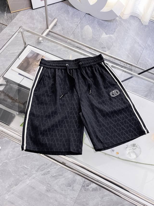 华伦天奴 2026夏季新款原单专柜休闲短裤，奢华经典品牌原版logo配饰 专柜热销款 身穿着非常舒适 低调不失奢华 穿出去非常有档次 裤型款式和裁剪亦无需多言