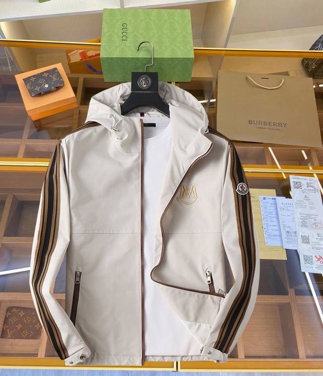 蒙口 2026开春新款夹克外套，秀场新品品相非常完美，双面穿舒适保暖，三标齐全色泽饱满诱人，非常出彩的设计，轻松将时髦感进阶，做工极为考究严谨，走线工整细致！大