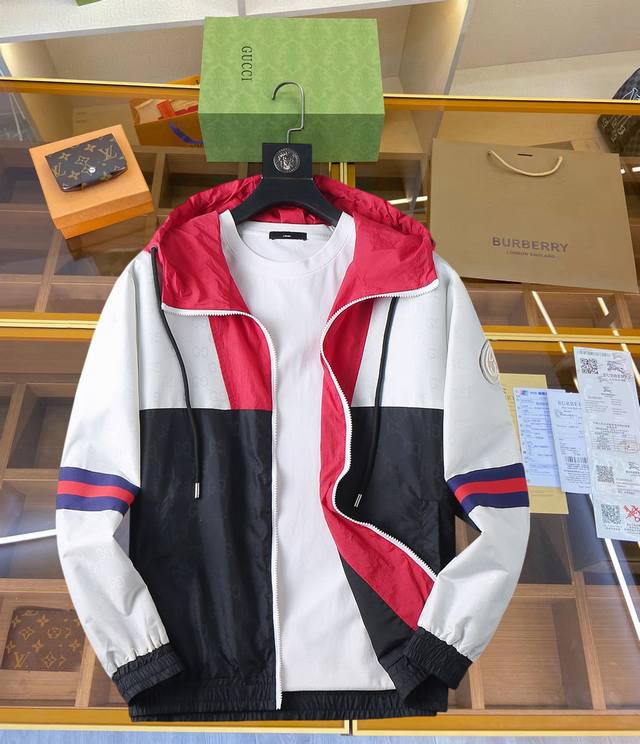 古奇 2026开春专柜新款休闲时尚夹克外套 超前卫设计风格 细腻舒适 穿着非常轻便不易起皱。多重重工艺 整体的设计颇具视觉感，上身休闲有型，有一定的挺括度，绝对