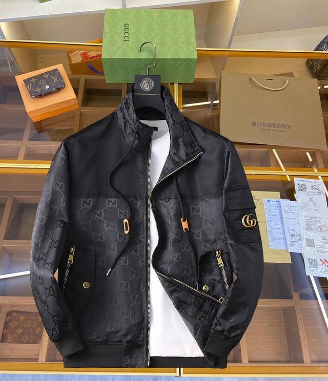 古奇 2026开春新款夹克外套，秀场新品品相非常完美，舒适保暖，三标齐全色泽饱满诱人，非常出彩的设计，轻松将时髦感进阶，做工极为考究严谨，走线工整细致！大牌设计