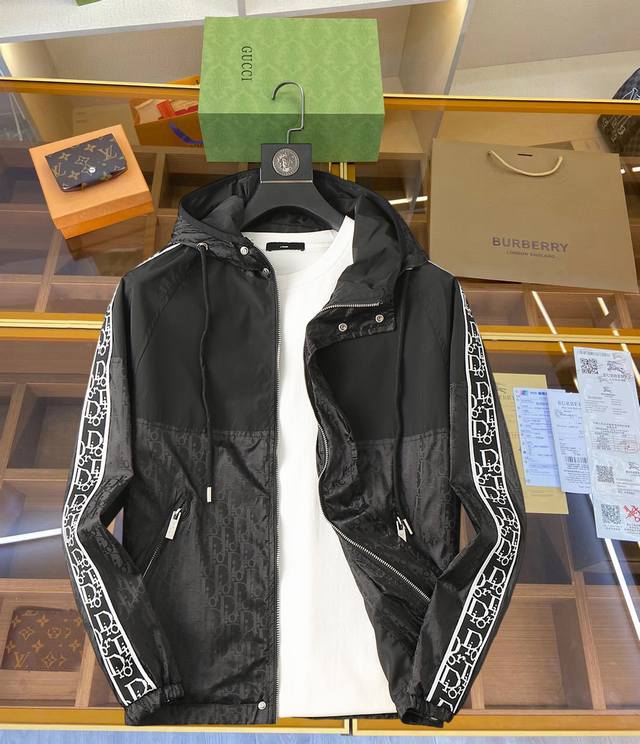 迪奥 2026开春新款夹克外套，秀场新品品相非常完美，舒适保暖，三标齐全色泽饱满诱人，非常出彩的设计，轻松将时髦感进阶，做工极为考究严谨，走线工整细致！大牌设计