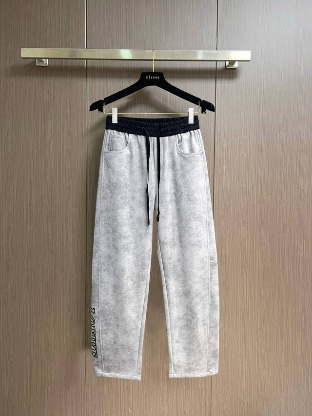 罗意威 2026春季新款长裤休闲裤官网同步发售。品牌经典logo休闲裤 ，定制面料，舒适度极好，手触感强烈。辨识度极高，完美品相工艺。 尺码：M-3Xl