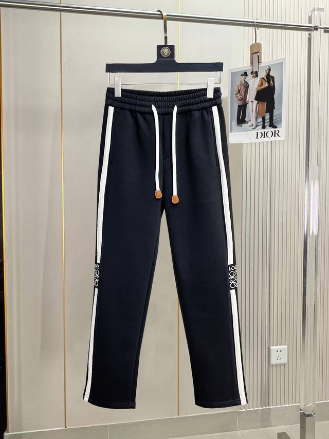 罗意威 2026春季新款休闲裤！官网同步发售。品牌经典logo休闲裤 ，定制面料，舒适度极好，手触感强烈。辨识度极高，完美品相工艺。 尺码：M-3Xl