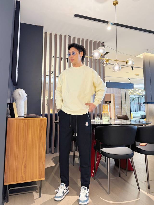 蒙口 2026新款休闲裤！官网同步发售。品牌经典logo休闲裤，定制面料，舒适度极好，手触感：烈。辦识度极高，完美品相工艺。尺码：M-3Xl