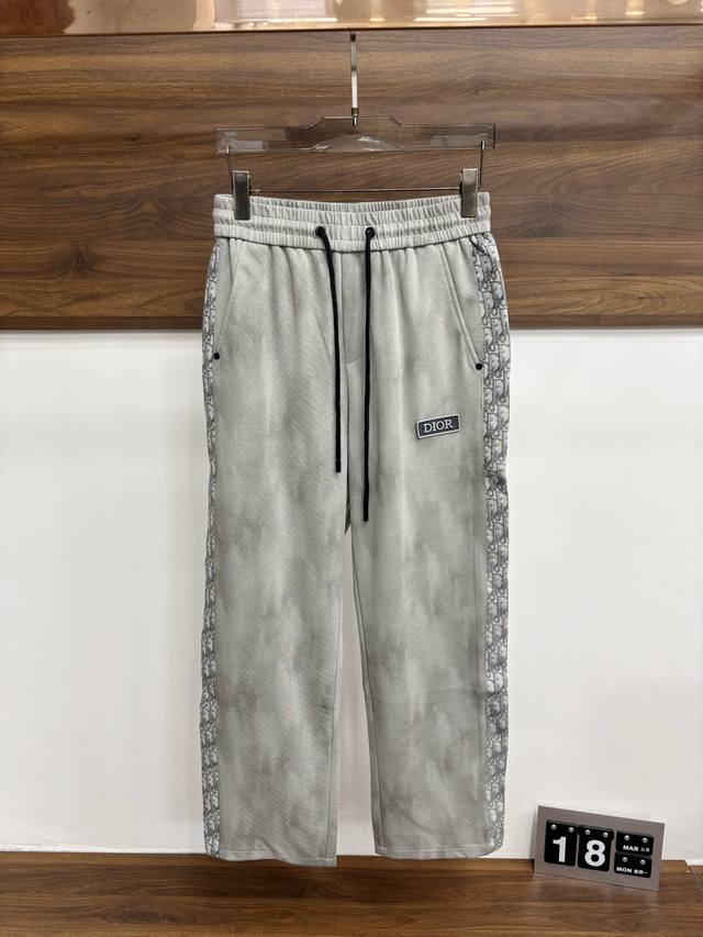 Dior 2026春季新款迪奥男士精品休闲裤.意大利，进口纯棉面料，最新款上身版型无敌正绝对可以闭眼收的一款此款裤子非常百搭，日常上班户外运动都可以穿着，是时尚