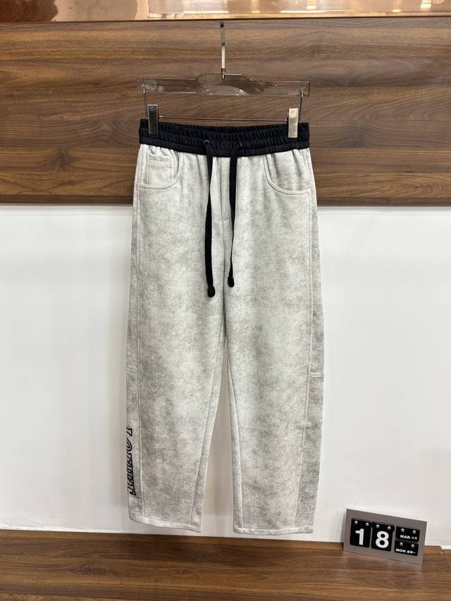 Loewe 2026春季新款罗意威男士精品休闲裤.意大利，进口纯棉面料，最新款上身版型无敌正绝对可以闭眼收的一款此款裤子非常百搭，日常上班户外运动都可以穿着，是