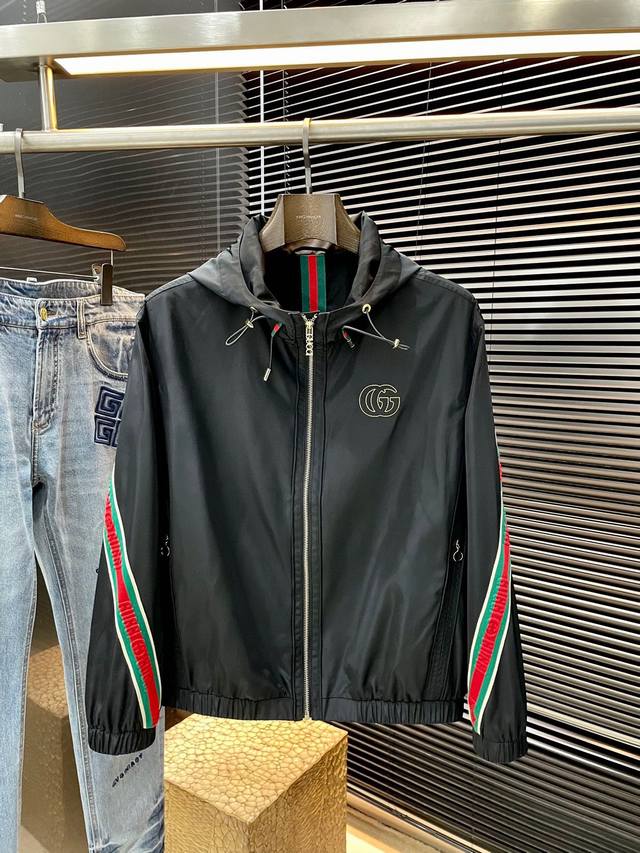 Gucci 古驰 重磅推荐！2026春季新品 官网同步发售 简约大方夹克 进口原版高品质聚酯纤维面料，垂度和光泽绝对是提气，门襟设计 更显青春活力，车工走线整齐