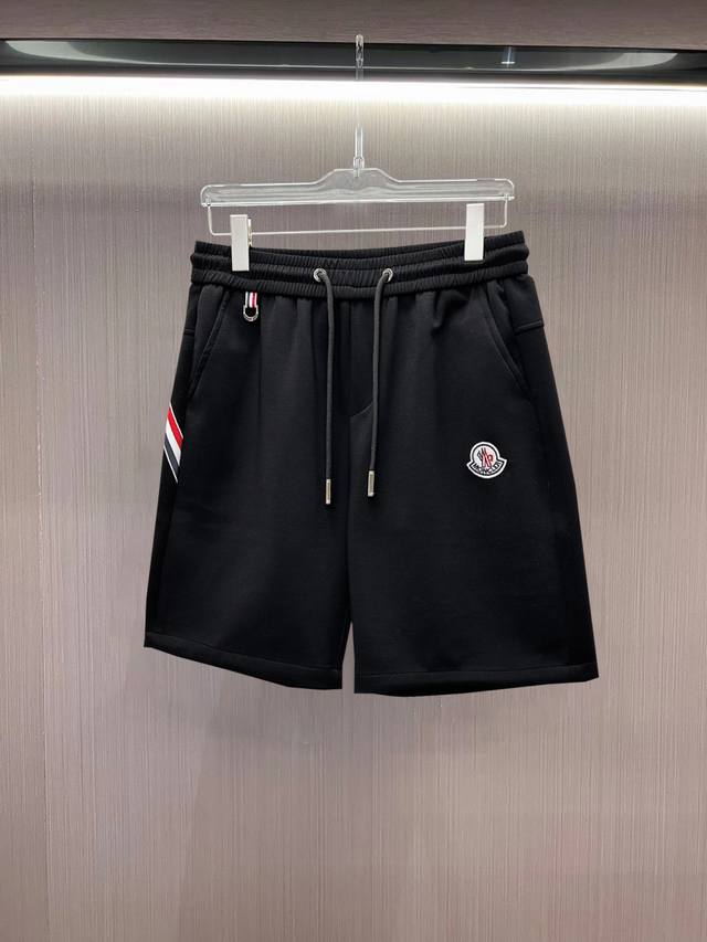 蒙口 原单货情侣款2530春夏新品短裤 专柜同步有售，时尚休闲裤 ，进口原版面料，上身舒适透气，顶级工艺品牌logo，腰围工艺螺纹围接，档次极高，版型超正，上身