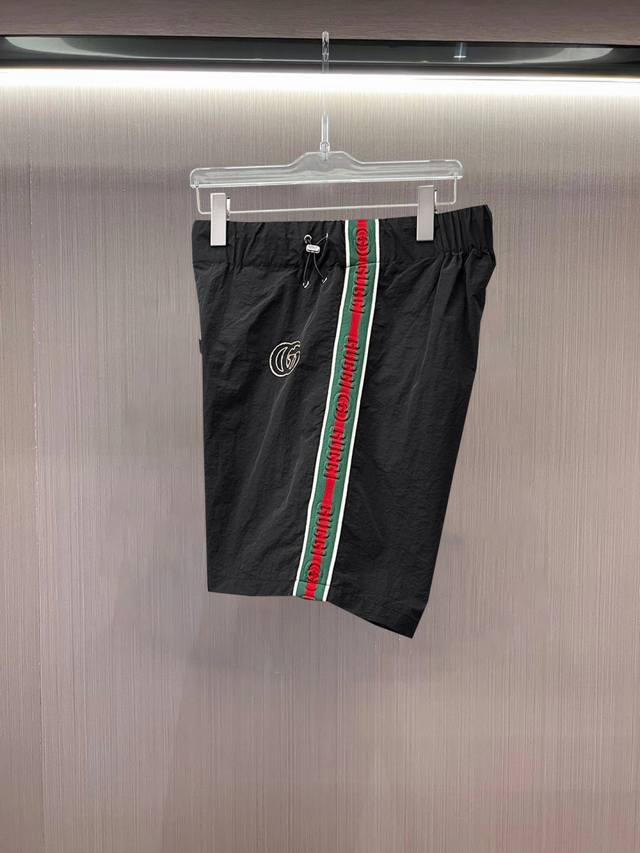 古驰 原单货情侣款2500春夏新品短裤 专柜同步有售，时尚休闲裤 ，进口原版面料，上身舒适透气，顶级工艺品牌logo，腰围工艺螺纹围接，档次极高，版型超正，上身